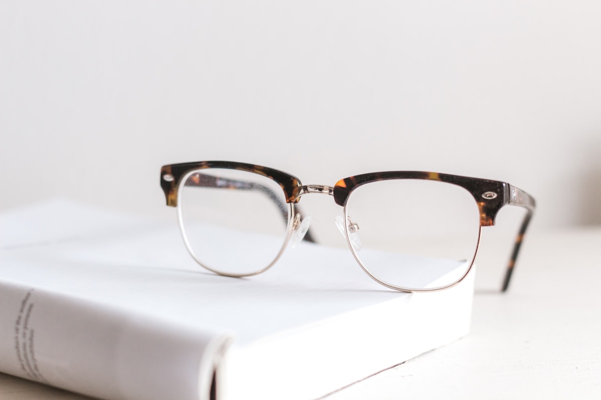 Mulher usando óculos com lentes rosadas