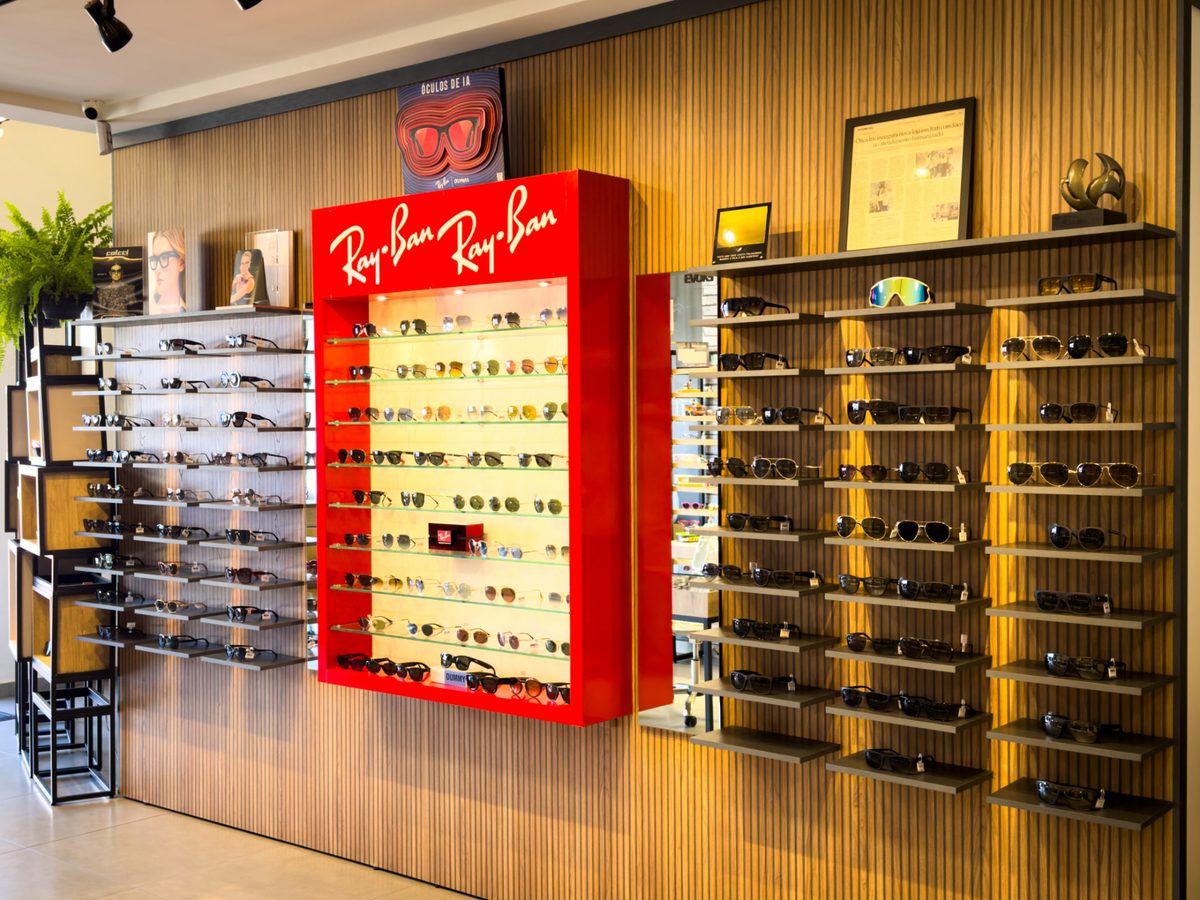 Expositor Ray-Ban e óculos de sol — Loja 2