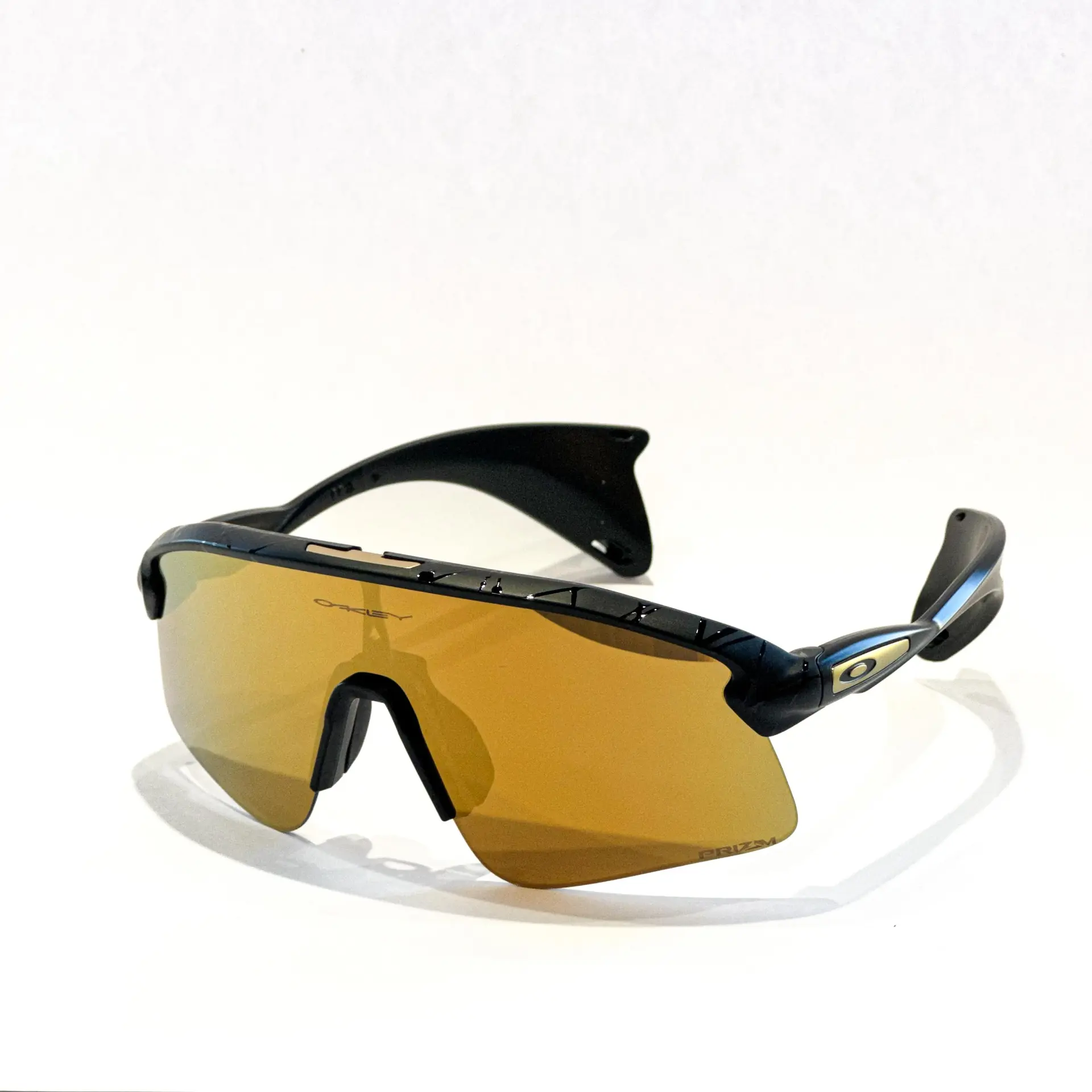 Óculos Oakley esportivo dourado